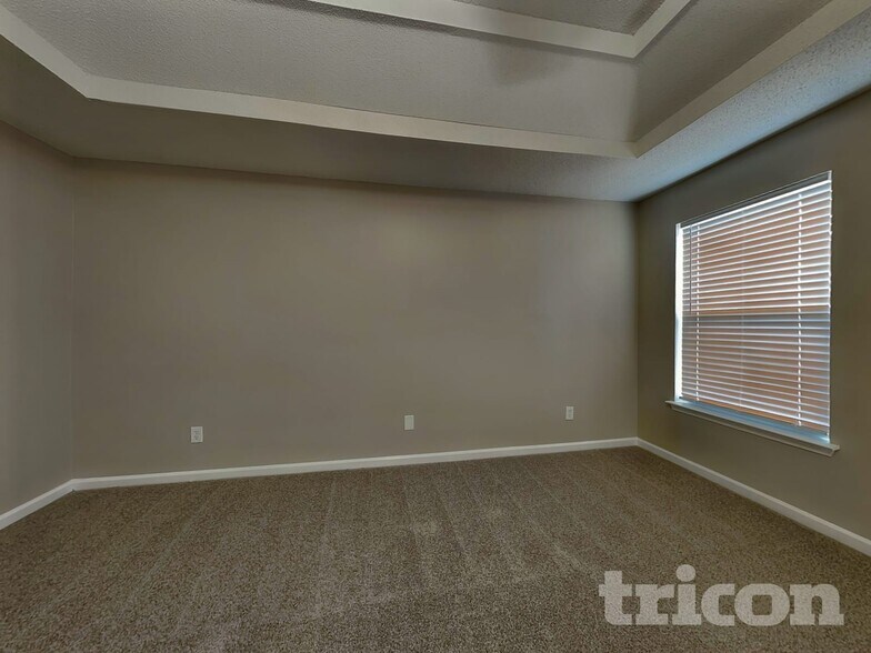 Building Photo - 4928 Bryant Dr