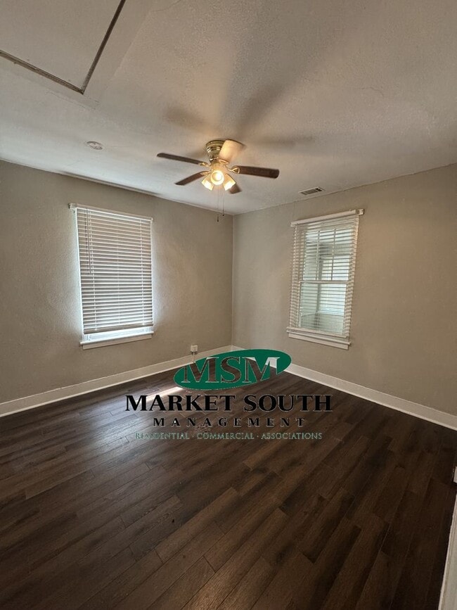 Building Photo - CUTE MIDTOWN BUNGALOW- AVAILABLE NOW!