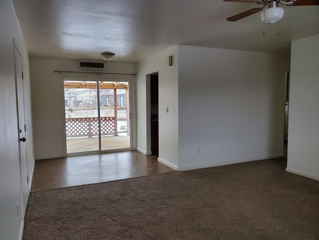 Building Photo - 3 bedroom 1 bath home with 1 car garage an...