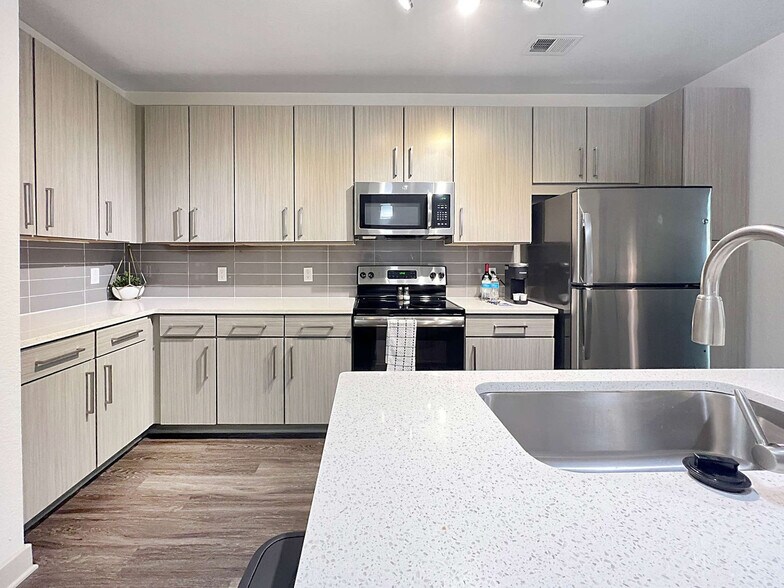 Building Photo - 2615 N Grady Ave