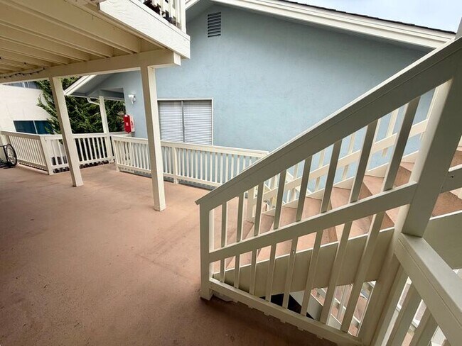 Building Photo - 2 bedroom 1 bath apartment in Downtown Monterey!