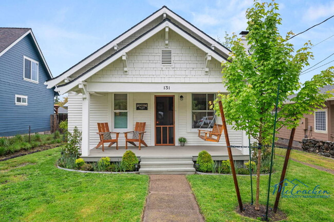 Primary Photo - Charming 2-Bedroom Cottage with Modern Com...