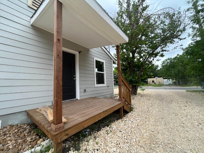 Building Photo - 8109 Glider Ave