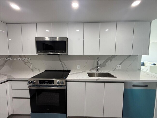 Building Photo - 3675 N Country Club Dr