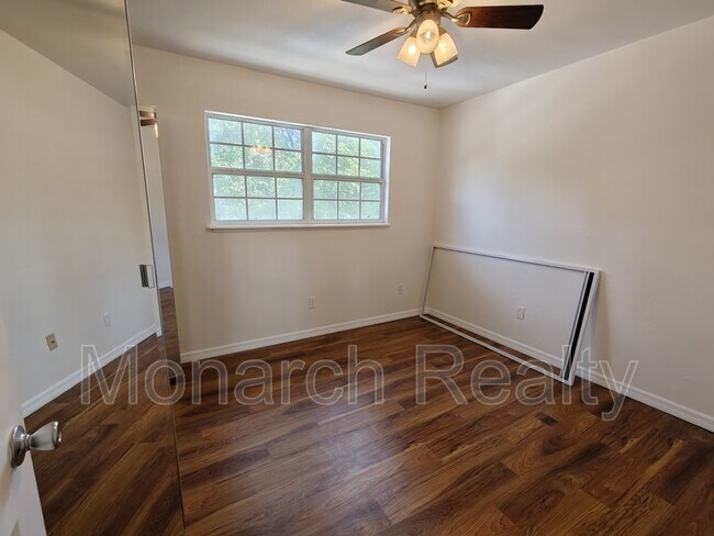 Building Photo - 620 SW 10th Ln