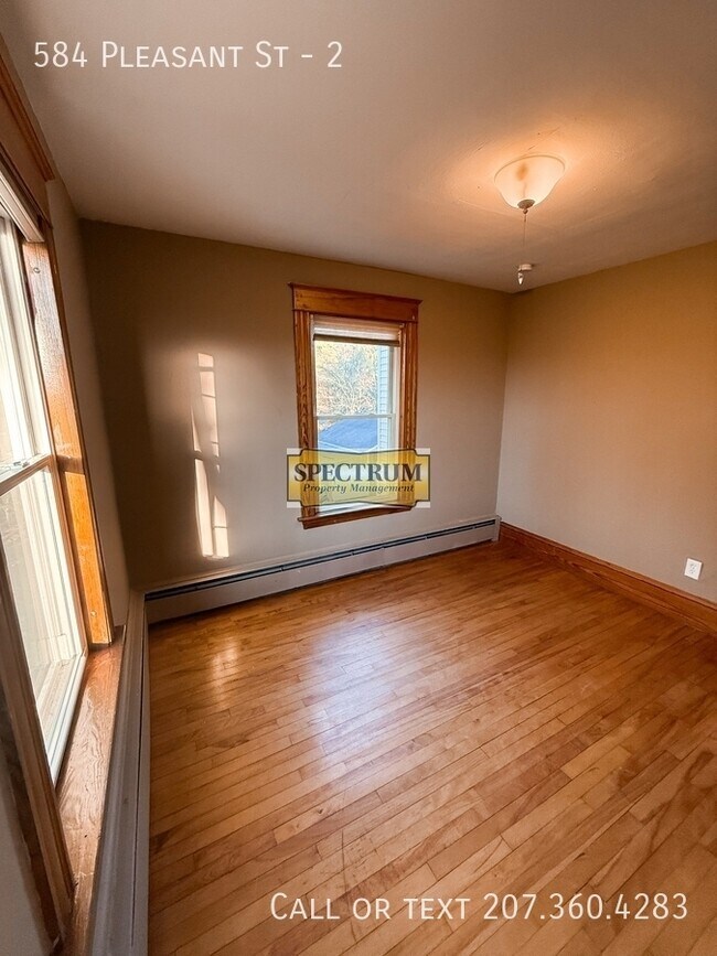 Building Photo - 584 Pleasant St