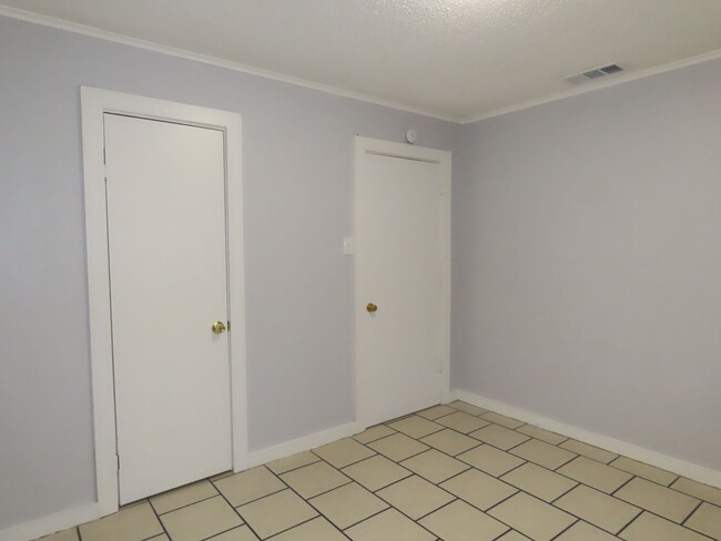 Building Photo - Cozy Two Bedroom One Bathroom Corner Apart...