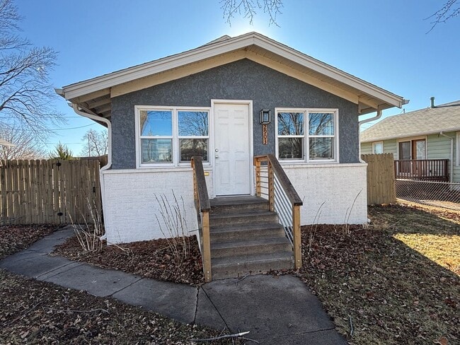 Building Photo - Updated 2-Bedroom Home on the West End of Council Bluffs