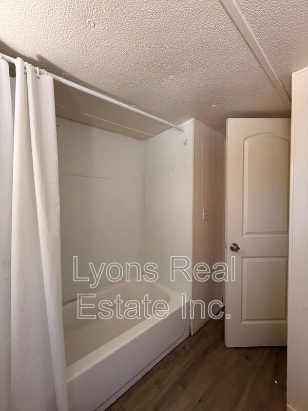 Building Photo - 8205 Suncoast Dr