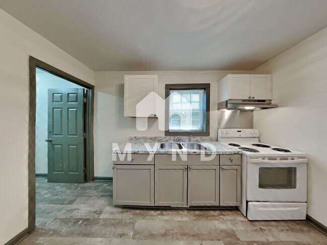 Building Photo - 1600 Poole Rd Unit B