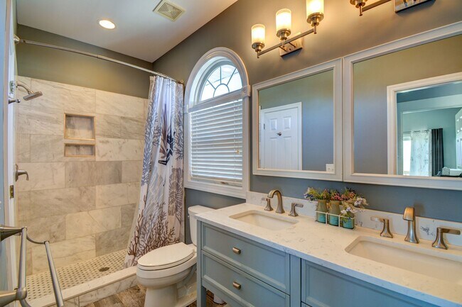 Building Photo - Oceanfront- Pet Friendly- Fully Furnished-...