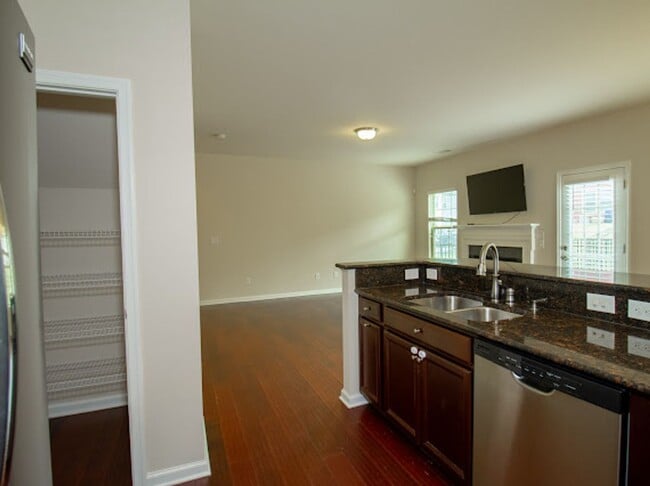 Building Photo - Minutes from Uptown!