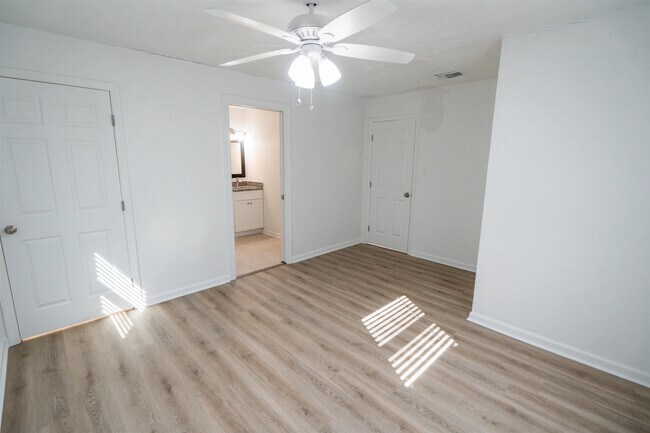 Building Photo - 406 Essex Dr