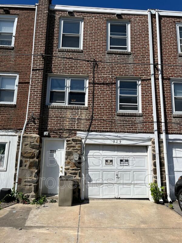 Building Photo - 319 S Church St