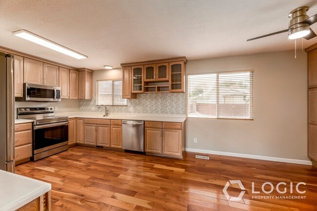 Building Photo - Gorgeous Home in Sandy!