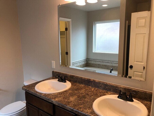 Building Photo - Bixby Schools -  3 Bedroom 2 Bath in The T...