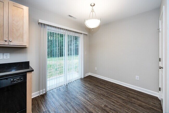 Building Photo - Beautiful 3BD/2.5BA Duplex Home!