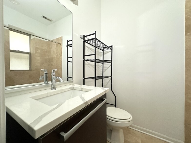 Building Photo - 5054 N Winthrop Ave