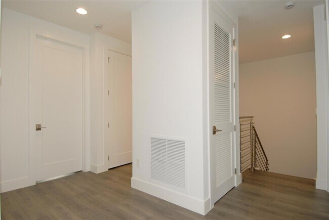 Building Photo - 1421 SW 23rd Ct