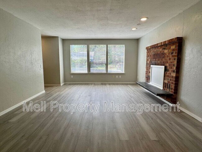 Building Photo - 526 Holly Ln