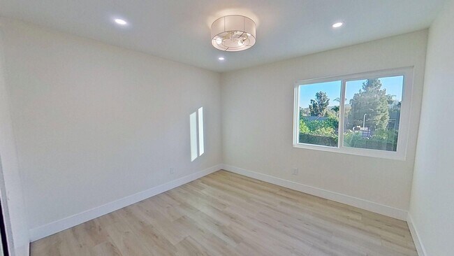 Building Photo - 6232 E Shenandoah Ave