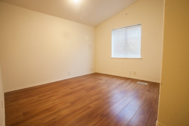 Building Photo - 4040 Summitview Dr