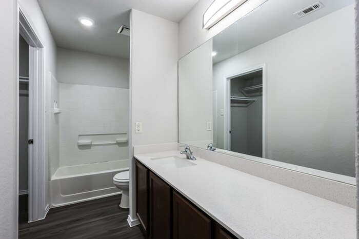 Building Photo - 2615 Majestic Dr