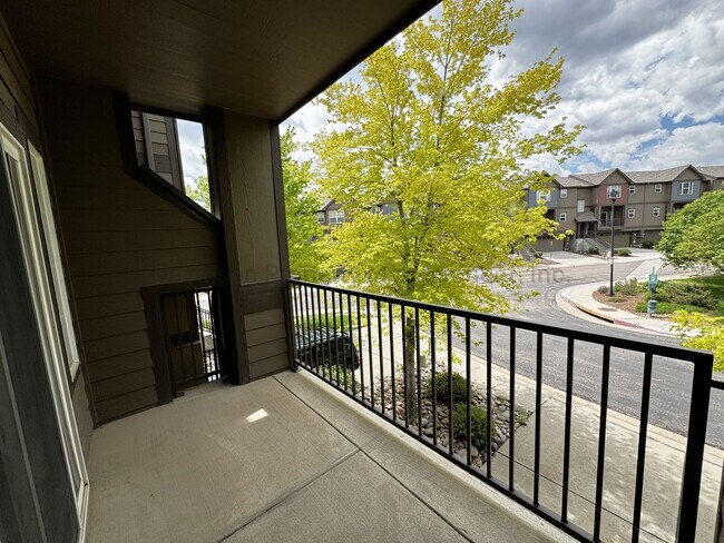 Building Photo - Gorgeous 3 Bedroom Townhouse Near Garden of the Gods