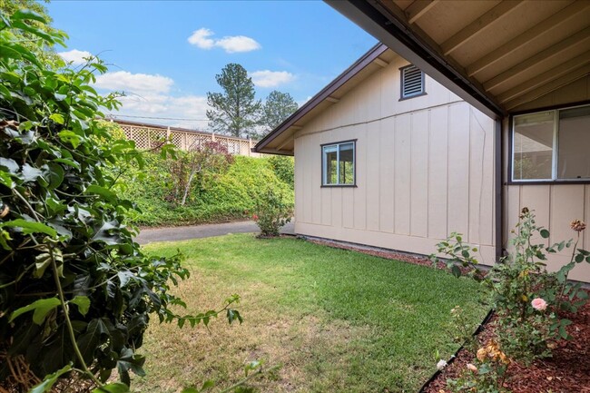 Building Photo - Remodeled 2 Bed/1 bath Attached Cottage in...