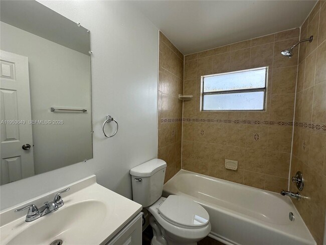 Building Photo - 5841 SW 36th Ct