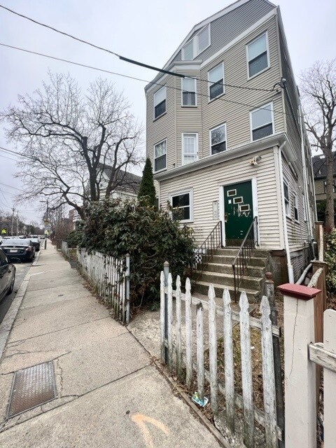 Building Photo - 184 School St