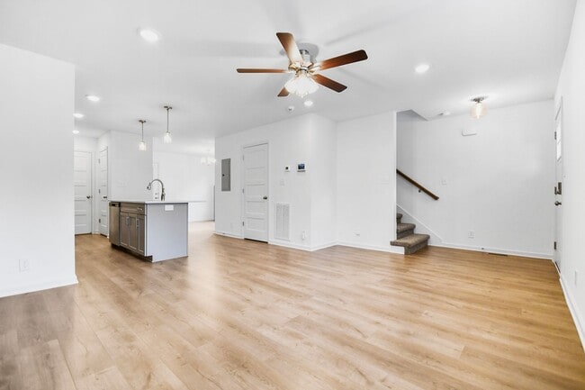 Building Photo - Pet Friendly Three Bedroom!