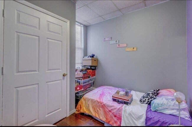 Building Photo - 128 W 20th St