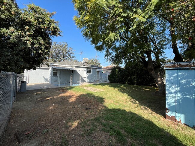 Building Photo - Panorama City 2+1 house w/garage + backyard! (8062 Lennox)