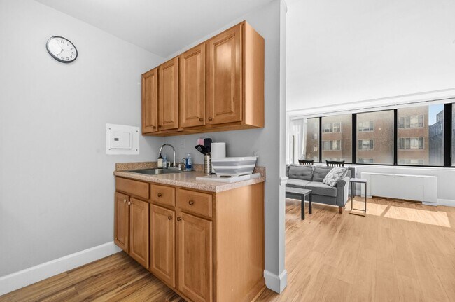 Building Photo - 522 21st St NW