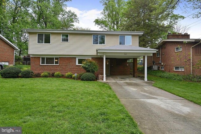 Building Photo - 717 Hillsboro Dr