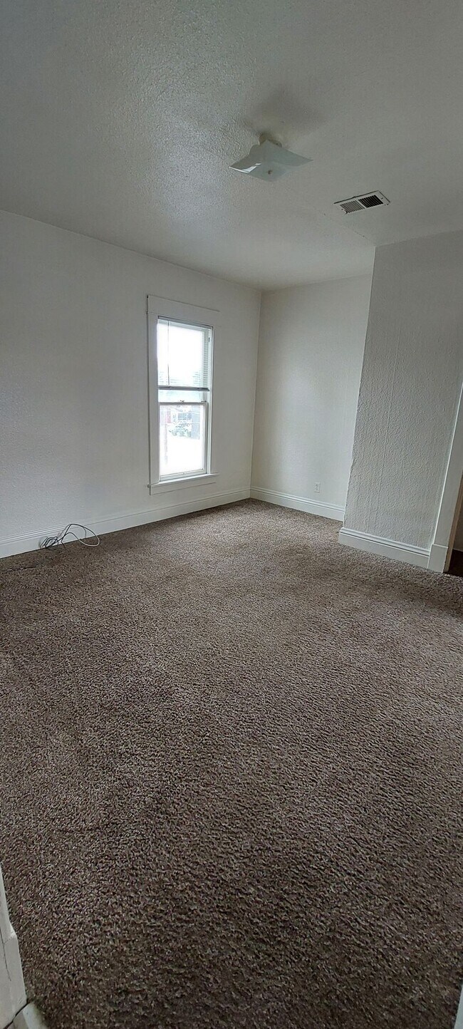 Building Photo - (1614 8th Ave)