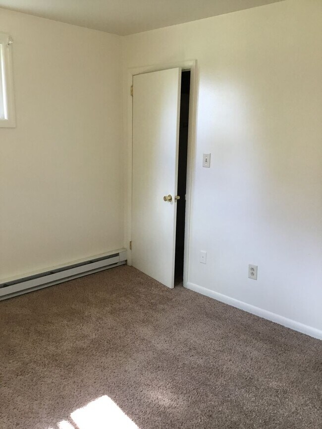 Building Photo - 1729-1733 MANOR RIDGE DRIVE