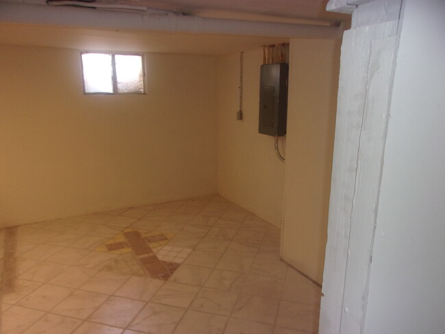 basement room - 906 Mechanic St