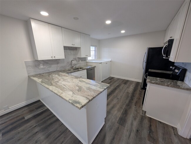 Building Photo - 2101 Fountain View Dr