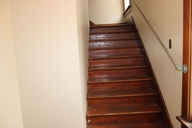 Building Photo - House for rent! 2 kitchens 3 Baths! Close ...