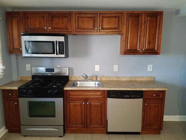 Building Photo - Charming 3 Bedroom/1 Bathroom Townhome in ...