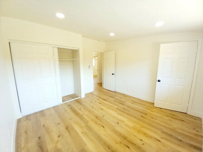 Building Photo - Beautifully Renovated 3 bd, 2 ba in Old To...