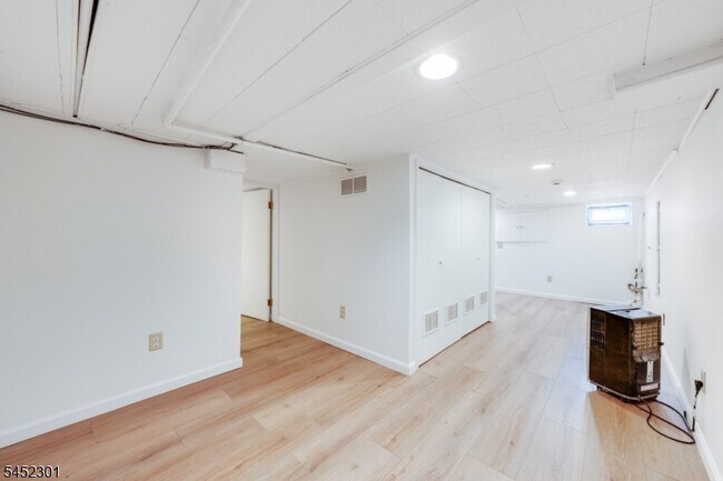 Building Photo - 275 E Mt Pleasant Ave