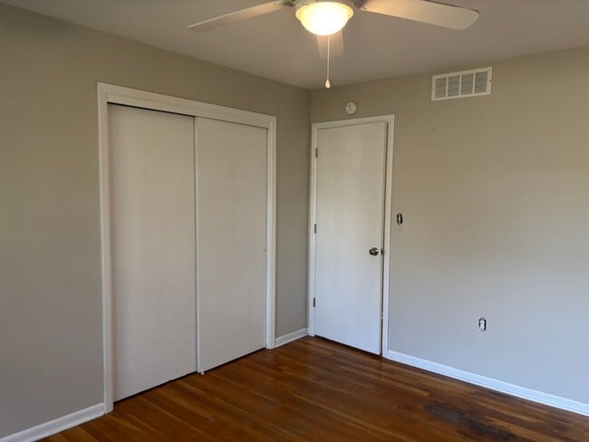 Building Photo - Spacious 4 Bed 1.5 Bath House