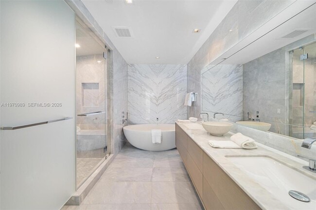 Building Photo - 18501 Collins Ave