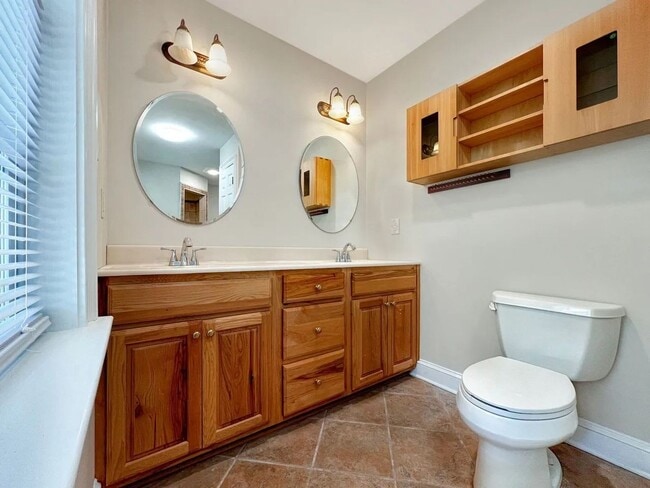 Building Photo - Secluded Near West End 5 bedroom