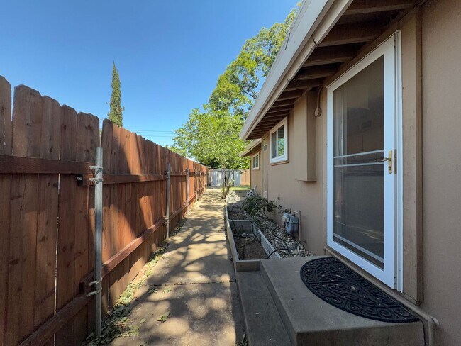 Building Photo - Adorable 3 bedroom 2 bath bungalow in Rosemont
