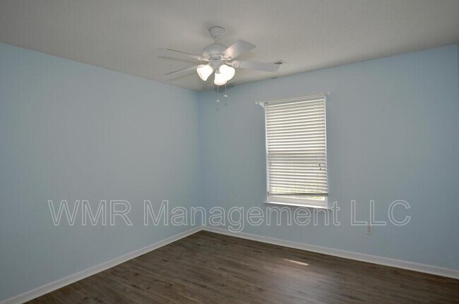 Building Photo - 2011 Oakbriar Cir