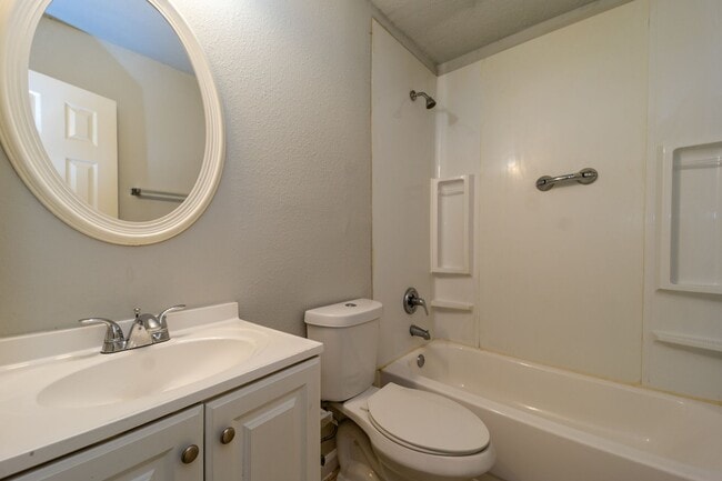 Building Photo - Cozy and Affordable 2 Bedroom Garage Apt in 77705!